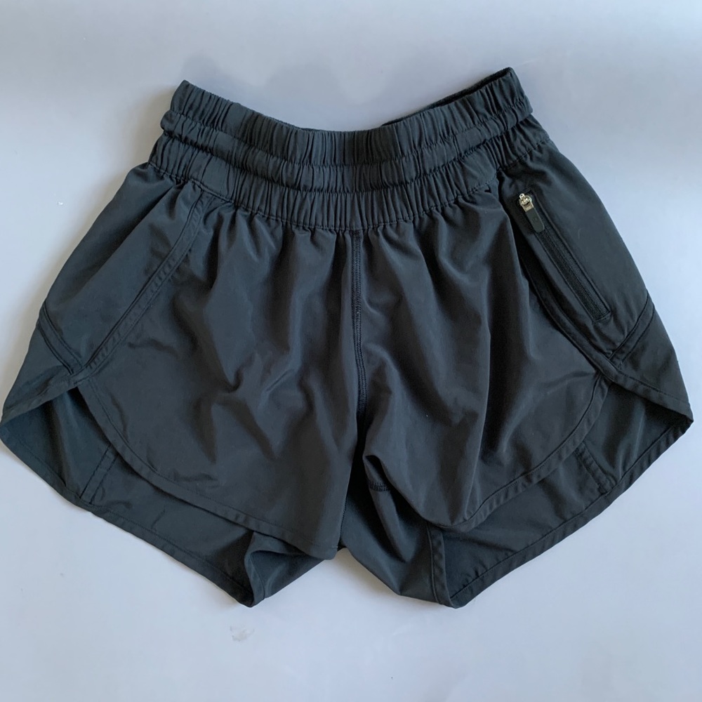 LULULEMON women’s black tracker short Size 4